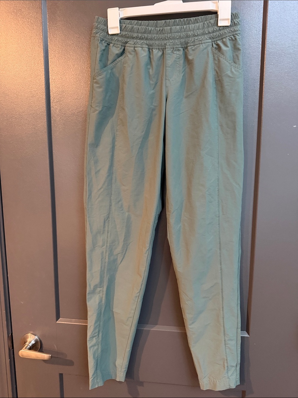 Women’s North Face Lightweight Elastic-Waist tapered pants in Dark Sage Size 2
